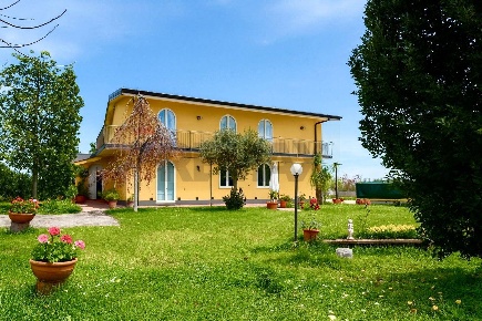 Foto Villa singola in Via Rigolato, Acireale di 363 m² con 14 locali