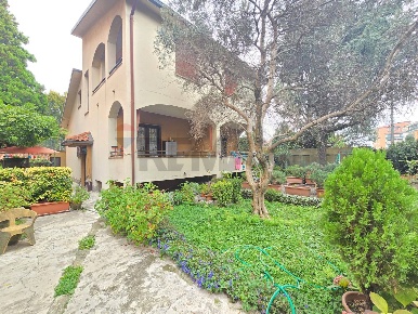 Foto Casa indipendente in Via Solone, Monza San Rocco di 322 m² in vendita