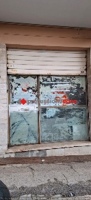 Foto Negozio in Ugo Foscolo, Pomezia Pomezia Centro di 70 m² in vendita