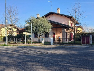 Foto Villa a schiera a Romans d'Isonzo Centro di 138 m² con 10 locali