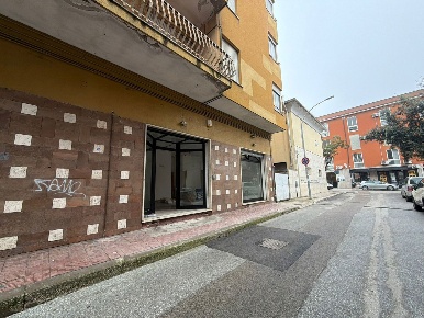 Foto Negozio in Via Carducci snc, Cassino Centro di 82 m² con 1 locali