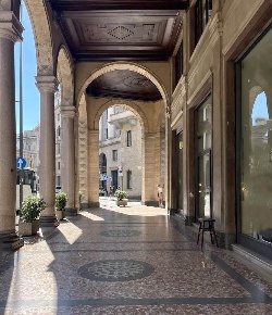 Foto Negozio in Via degli Omenoni 2, Milano Scala - Manzoni di 173 m²