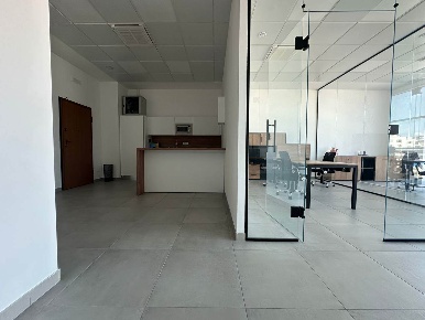 Foto Ufficio in Via Nazionale Appia 81, Curti di 125 m² con 3 locali