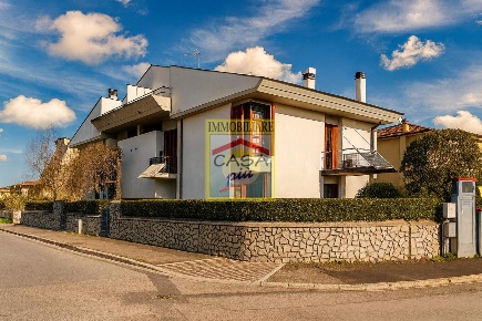 Foto Villa bifamiliare a Pontedera Oltrera di 223 m² con 11 locali