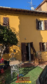 Foto Casa indipendente a Cerreto Guidi di 100 m² con 5 locali in vendita