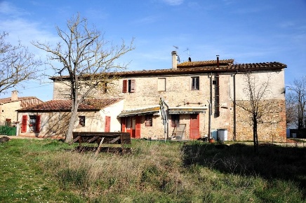 Foto Casale a Monteriggioni di 530 m² con 18 locali in vendita