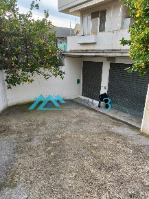 Foto Box in VIA DELLE CAMPANULE, Ascoli Piceno di 150 m² con 3 locali