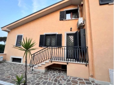 Foto Villa a schiera in Via Casilina 1944, Roma Finocchio di 236 m²