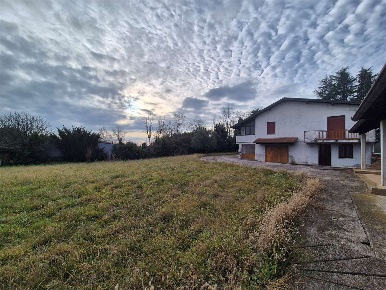 Foto Villa unifamiliare in Via Bosco, Fenegrò di 220 m² con 6 locali