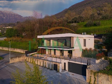 Foto Villa unifamiliare in Via De Gasperi, Sale Marasino Centro di 290 m²