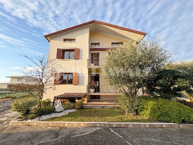 Foto Appartamento in Via del Monè 39, Cordenons di 161 m² con 4 locali