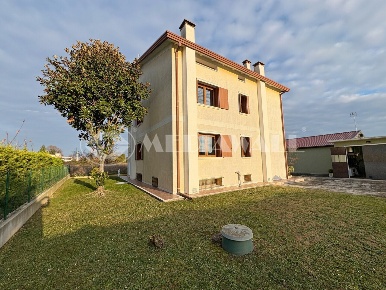 Foto Villa bifamiliare in Via del Monè 39, Cordenons di 332 m² con 8 locali