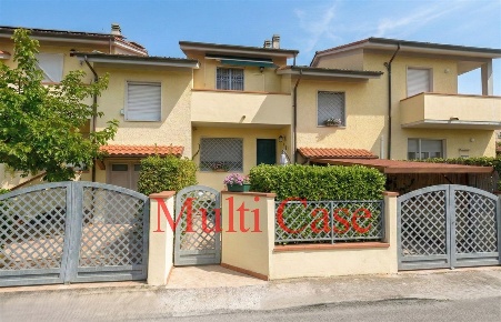 Foto Villa unifamiliare a Camaiore Capezzano Pianore di 177 m² con 9 locali