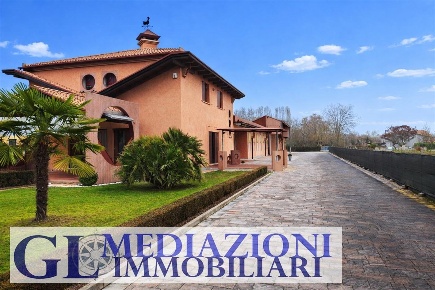 Foto Villa unifamiliare a Noale di 250 m² con 5 locali in vendita
