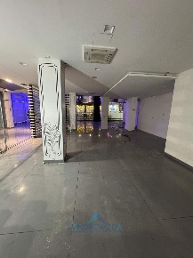 Foto Locale commerciale a Grumo Nevano di 100 m² con 2 locali in affitto