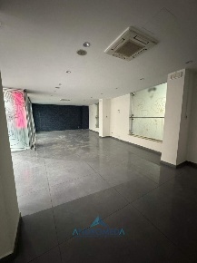 Foto Locale commerciale a Grumo Nevano di 125 m² con 2 locali in affitto