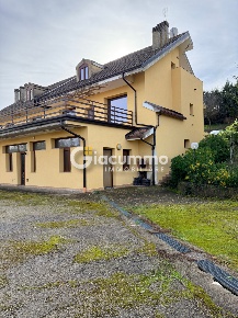 Foto Villa bifamiliare in Via Mezzana 209, Potenza di 218 m² con 16 locali
