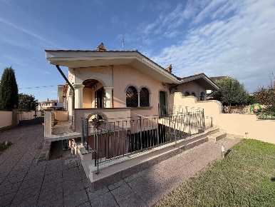 Foto Villa unifamiliare in Via Dora Baltea, Ardea di 151 m² con 6 locali