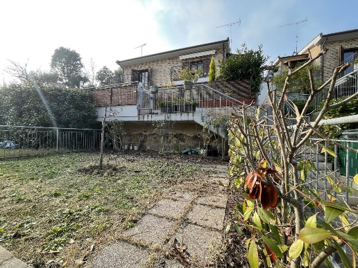 casa indipendente in affitto ad Ancona in zona Varano