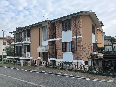 Foto Villa unifamiliare in Via Verdi 5, Peschiera del Garda Centro