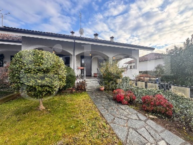 Foto Villa unifamiliare in Via RocciavrÃ¨ 5, Bruino di 330 m² con 6 locali