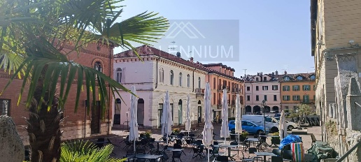 Foto Negozio a Arona Centro di 110 m² con 4 locali in vendita