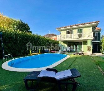 Foto Villa singola a Alessandria Orti di 250 m² con 6 locali in vendita