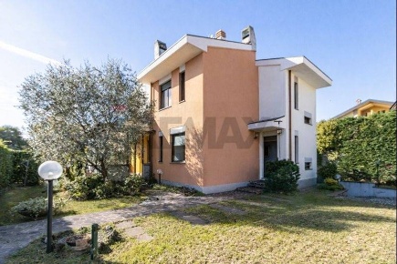 Foto Villa singola a Arcore Centro di 265 m² con 6 locali in vendita