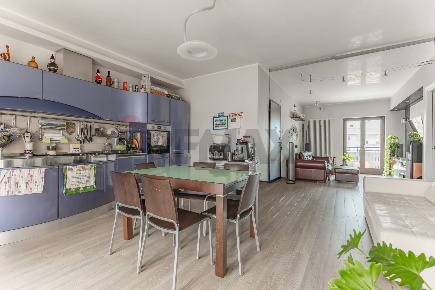 Foto Appartamento in Via Cesare Fracanzano, Bisceglie di 95 m² con 5 locali