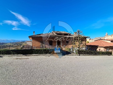 Foto Villa unifamiliare in VIA DELLE MURA, Montegiorgio Centro di 581 m²