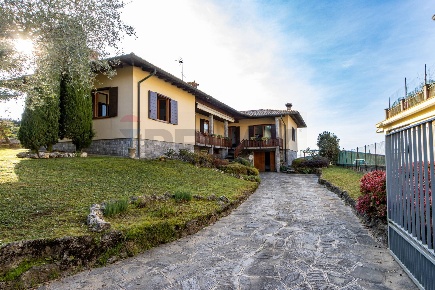 Foto Villa singola in volta, Cassago Brianza Centro di 380 m² con 6 locali