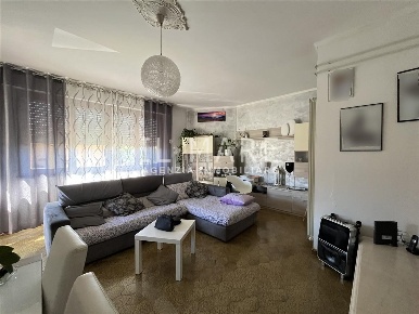 Foto Appartamento a Massa Marina di Massa Centro di 112 m² con 5 locali