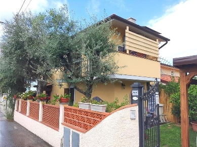 Foto Villa bifamiliare a Montignoso Debbia, Cervaiolo di 120 m² in vendita