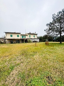 Foto Villa unifamiliare a Calcinaia di 420 m² con 8 locali in vendita