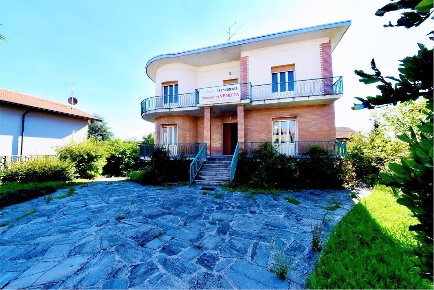 Foto Villa bifamiliare in via A. Volta 54, Carbonate Centro di 360 m²