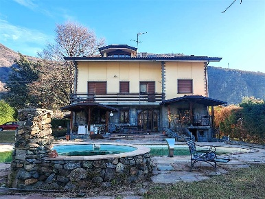 Foto Villa unifamiliare in via Aosta, Borgofranco d'Ivrea Centro di 480 m²