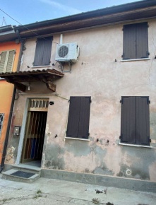 Foto Appartamento in Via Bugno, Dosolo di 104 m² con 4 locali all'asta
