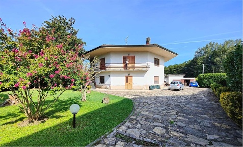 Foto Villa unifamiliare in Via per Chiatri, Lucca Maggiano - San Macario