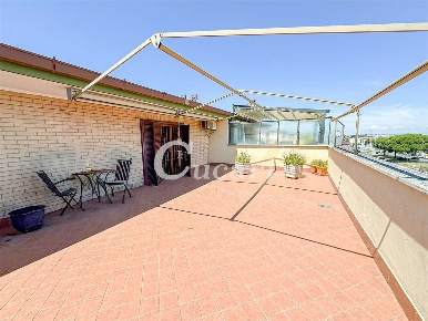 Foto Appartamento in VIA CERZETO, Roma Anagnina di 127 m² con 4 locali