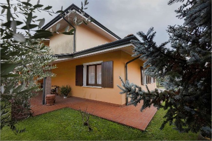 Foto Villa unifamiliare a San Giorgio Bigarello di 260 m² con 10 locali