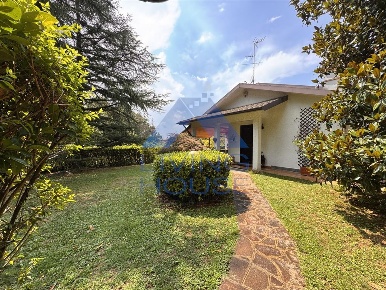 Foto Villa unifamiliare in Via Monviso, Camparada Centro di 225 m²