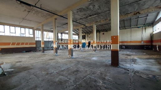 Foto Magazzino a Pontedera Oltrera di 556 m² con 1 locali in vendita