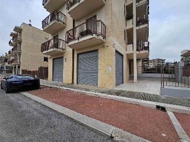 Foto Locale commerciale a Altamura di 200 m² con 3 locali in affitto