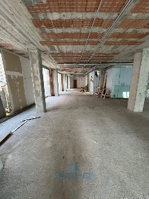 Foto Locale commerciale a Grumo Nevano di 305 m² con 3 locali in affitto