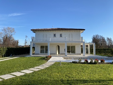 Foto Villa unifamiliare in Via Verdi, Pietrasanta di 280 m² con 10 locali