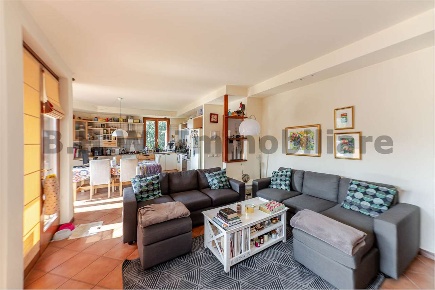 Foto Villa unifamiliare a Leggiuno di 246 m² con 10 locali in vendita