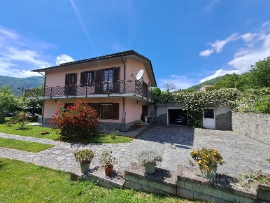 Foto Casa indipendente a Tresana Villa di 273 m² con 11 locali in vendita
