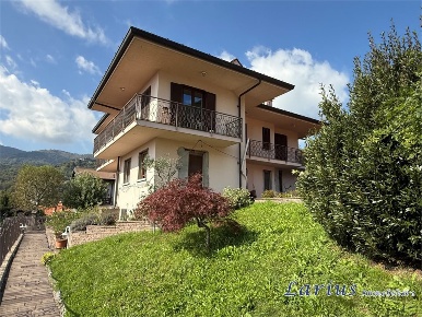 Foto Villa unifamiliare in via Carlo Mazza, Asso Centro di 214 m²