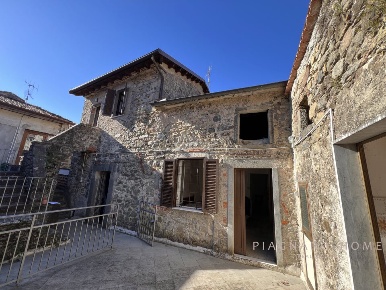 Foto Rustico in Via Caprio, Filattiera Caprio di 191 m² con 5 locali