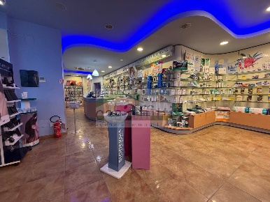 Foto Attività commerciale in Via Papa Giovanni Paolo II, Chieti di 98 m²